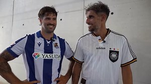 El vacile entre Javi Martínez y Lucas Eguibar con una camiseta de la Real Sociedad: "En ese campo no entras"