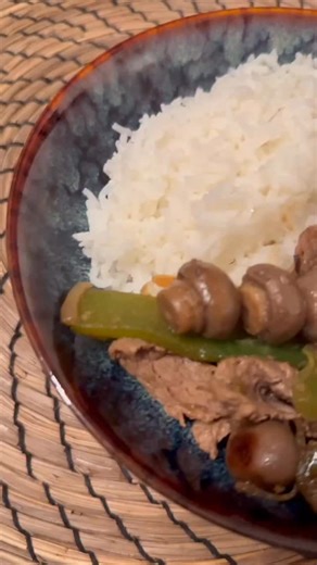 ✨ En manque d’inspiration pour vos repas de la semaine ? Cette vidéo est faite pour vous ! 😋 Je vous partage 7 idées de repas variés, faciles et ultra gourmands pour se régaler chaque jour, sans prise de tête 🥔🥦 🫑 LUNDI — Bœuf sauté aux poivrons et champignons 🎥 Déjà en vidéo sur YouTube : https://urls.fr/6cf4hn 🥕 MARDI — Carottes râpées & crêpes au poulet mozzarella 👉🏼 Faites dorer des petits cubes de poulet, ajoutez un peu de crème, sel, poivre et, en fin de cuisson, la mozzarella. Cou