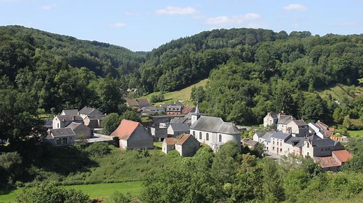 Au sommet de la montagne de Sosoye, un des plus beaux villages de Wallonie - RTBF Actus