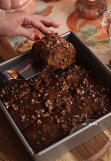 الكيكة اللي تحضن 🫶🏻🥹 بودينغ التمر بالقرع و الكراميل🍁🎃 ‏Pumpkin Sticky Toffee Pudding المقادير 🥣 ٢٢٥ جرام تمر منزوع النواه نقطعه قطع صغيره (استعملت تمر مجدول) ١ كوب مويه مغلية نص ملعقة صغيرة بيكينج صودا ) للتمر المهروس نضيف المكونات على بعض و نخليها ١٠ دقايق و بعدها نطحنهم في الخلاط او محضرة الطعام ١٠٠ جرام زبدة بحرارة الغرفة ٢ بيض ١ ملعقة صغيرة ڤانيلا ثلاث ارباع كوب سكر بني رطب(اذا تفضلو الحلا اخف نص كوب سكر ) ثلثين كوب قرع مهروس ١ و ربع كوب دقيق ربع ملعقة صغيرة بيكينج صودا ١ ملعقة صغيرة ب