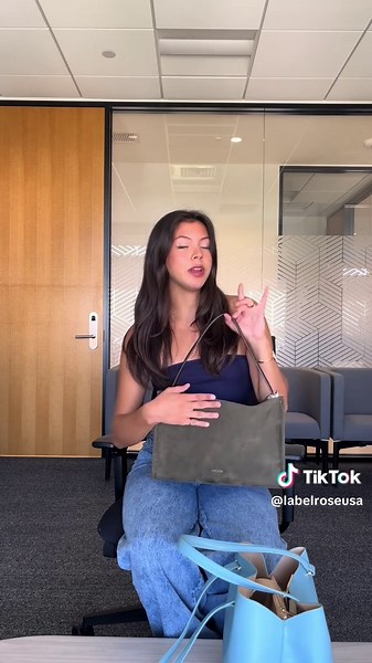 If you’re back in school this semester or work in an office you NEED one of these bags! Perfect for holding laptops, ipads, textbooks, etc 😊💻📚 #backtoschool #whatsinmybag #college #backtowork #officebag