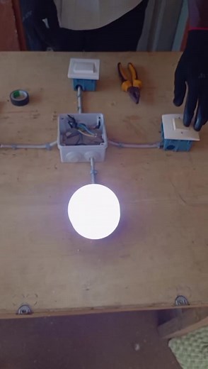 Montage d'un Circuit Électrique Va et Vient avec Lampe