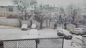 🌨️⚠️ #Srinagar - #Jammu highway shut as rain & snow hit J&K. Snowy conditions persist. Stay safe! VC: vinayverma99 from 'X' #JammuKashmirWeather #JammuAndKashmir #snowfall #WeatherUpdate #Weather #mausam | Weather & Radar India