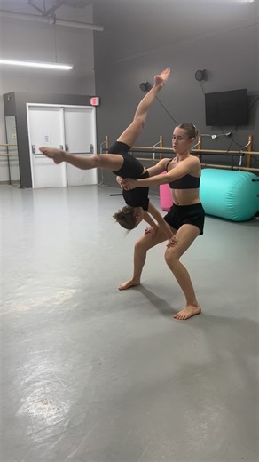 Miss Jayde on Instagram: "Had the best time @canadianschoolofdance winter Acro workshops with @missrachel_acro 🤩🙌 Here are a couple of partnering sequences we worked on in the partner Acro classes! #acro #dance #acrodance #acrobaticarts #partneracro"