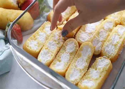 5-Ingredient No-Bake Strawberry Twinkie Cake