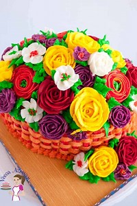 How to Make Buttercream Flowers For Cakes and Cupcakes