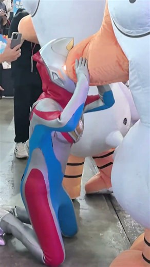 戴拿在chinajoy看到啥了?好大的鹅!#chinajoy #chinajoy2025 #戴拿奥特曼 #鹅鹅杀 #奥特曼