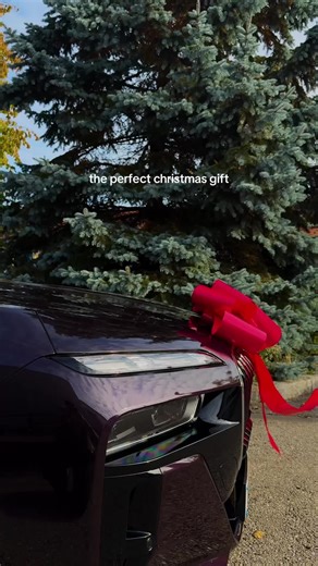 Send this to that special someone 🎁 #BMWi7 #BMW #Christmas Mandatory information according to German law ’Pkw-EnVKV’ based on WLTP: energy consumption combined: 23,7 kWh/100 km; CO₂ emissions combined: 0 g/km; CO₂ class: A; electric range: 490 km