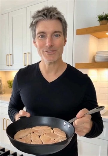 20 Minute Marry Me Chicken Ingredients: • 1 lb. chicken breast, thin sliced • ⅛ tsp salt • 1 tsp olive oil • 1 clove garlic, minced • ½ cup chicken stock • ½ tsp dried oregano • 2 wedges spreadable cheese, such as Laughing Cow Original • 1 tbsp reduced fat parmesan cheese, grated • 1 tbsp chopped sundried tomatoes, not packed in oil • 1 cup cauliflower rice • 1 cup sliced tomatoes • 1 cup sliced cucumbers • 1 tsp balsamic vinegar • 2 tsp fresh basil leaves Directions: 1. Season the chicken with 