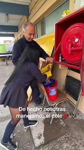 De hecho nosotras manejamos el cole: letra y estilo del audio viral