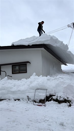 青森の雪かき動画：冬の屋根雪下ろし