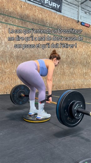 Stephanie l Kiné & Crossfiteuse on Instagram: "👉 “J’ai mal au dos, c’est mon psoas, il est trop tendu.” C’est probablement l’une des phrases que j’entends le plus chez les CrossFiteurs. ⚠️ Spoiler kiné : 👉 le psoas est bien plus souvent FAIBLE ou mal recruté que réellement “trop raide”. 📚 Ce que montre la littérature : 👀 Chez les personnes lombalgiques, on observe fréquemment une diminution de l’activation et de la force du psoas, plutôt qu’un excès de tension. 👀 Le psoas joue un rôle clé d