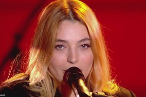 Porteuse de la flamme olympique, la chanteuse Santa connaît un accident vestimentaire : sa tenue très surprenante