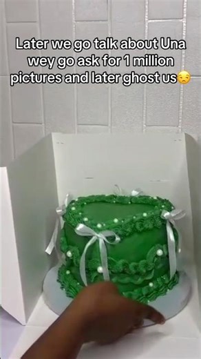 A clean and beautiful green buttercream cake💚