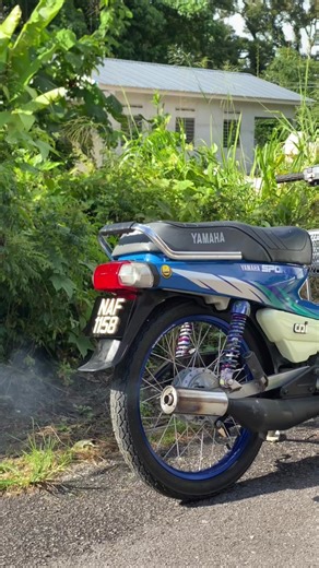 Yamaha Sport 100: Close-Up of Motorcycle Features