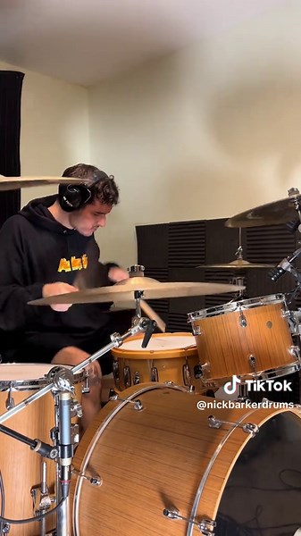 Stone Temple Pilots - Trippin on a Hole in a Paper Heart. Just felt like groovin today! #drums #drummer #stonetemplepilots #90srock #90smusic #grunge #drumcover #musician