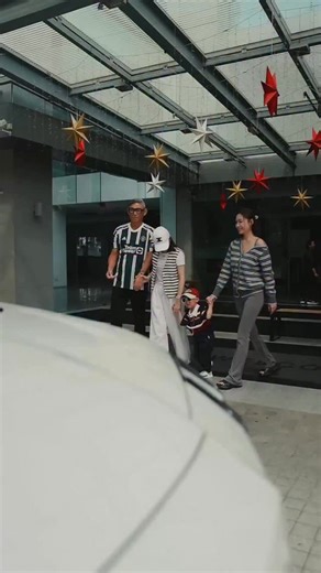 🌻STELLA曾晴 on Instagram: "三代同堂，一辆车，走遍生活的每一段路 ❤️ 从孩子的笑声，到父母安心的陪伴， Zeekr 009 让每一次出行，都成为家的延伸。 这是属于新时代家庭的豪华， 不仅是宽敞的空间与细腻的配置， 更是一家人在一起的每一趟旅程 🧑‍🧑‍🧒‍🧒 欢迎亲自体验 Zeekr 009 的豪华质感与出色空间表现，并前往 Zeekr Malaysia 官方页面了解完整配置与试驾资讯，一起感受豪华家庭出行的新标准 💨 @zeekrmy #Zeekr #Zeekr009 #ZeekrMalaysia #ZeekrLifeKR009"