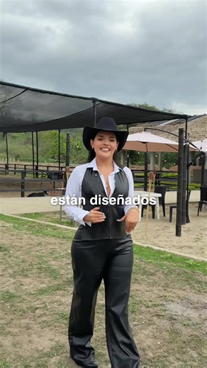 Nuestros cursos están organizados por módulos de aprendizaje, donde avanzas paso a paso, ganando seguridad, técnica y confianza en cada clase. Desde el primer contacto con el caballo hasta un mejor control y dominio en la monta, todo forma parte de un proceso guiado y progresivo.✨🤩 📅 Inicio de cursos: 2 de marzo 📲 Reserva con anticipación al: 593 97 860 6991 Los cupos son limitados. ¡No te quedes fuera de esta experiencia única! #RanchoVillaDelMar #Equitación #ClasesDeEquitación #AprenderAMon