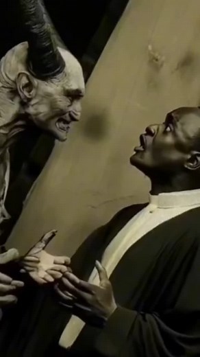 Cronache Dall'Abisso on Instagram: "Immagina una chiesa oscura, silenziosa, come se il tempo si fosse fermato. Il prete entra, i passi eco nel vuoto, il respiro calmo ma pesante. Davanti a lui, il demone si materializza nell'ombra: enorme, con pelle squamosa di un rosso viscerale, occhi fiammeggianti e denti aguzzi che luccicano come pugnali. Le mani artigliate stridono sull'aria, mentre un ruggito strazia il silenzio. Il prete si ferma, i muscoli tesi, senza alzare il crocifisso. "Non ti temo,"