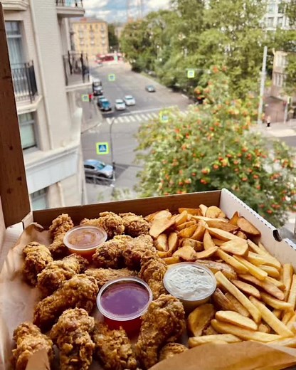 Заказать куриные крылышки с доставкой на дом очень просто. Заходите на сайт, в меню выбирайте понравившиеся блюда и указывайте адрес доставки. Затем остается только дождаться курьера, который привезет заказ прямо к вашей двери Причины заказать Чикен Макс сегодня - очевидны: Во-первых, это удобно – не нужно выходить из дома и тратить время на поездку в куррерию Во-вторых, это быстро – заказ будет доставлен в течение часа В-третьих, это вкусно – куриные крылышки мы готовим индивидуально под ваш за