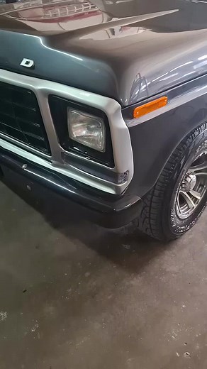 Custom 1978 Ford F100 Ready for the Holidays