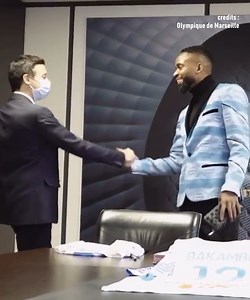 La poignée de main entre Pablo Longoria et Cédric Bakambu 👀 | L'EQUIPE