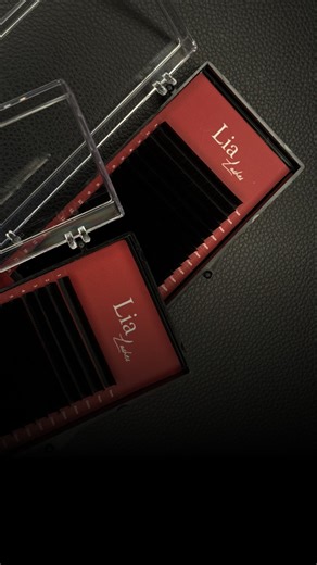 Permanent Make-up | Extensii Gene | Cursuri | Hamburg | on Instagram: "Până la 38% din reclamațiile după extinderea genelor, precum „ochii ard”, „pleoapa trage”, sunt legate de încălcarea tehnicii și de materialele nepotrivite, și nu de „ochii sensibili”. Ce se întâmplă de fapt: — ustură → vaporii de adeziv au ajuns acolo unde nu trebuiau — trage → fasciculul a fost aplicat incorect — este frică să clipești → corpul spune „nu sunt în siguranță” Și aici este un moment important, fetelor 🤍 Frumus