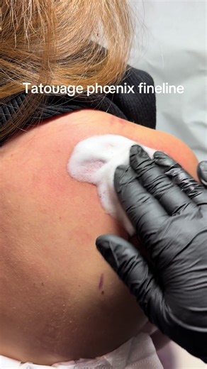 Tatouage phœnix Fine Line : Élégance sur épaule
