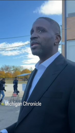 Detroit mayoral candidate Rev. Solomon Kinloch Jr. met earlier today with voters outside the NW Activities Center here minutes after Sheffield rallied with voters at the community center. His message to voters was that the city of #Detroit needs ethical leadership, and that he's the candidate to bring that to the office. There are a few hours left before polls close at 8 p.m. Make your voice heard and cast your ballots, Detroit. #DetroitMayor #SolomonKinloch #History #vote2025 #mayoralrace | Mic