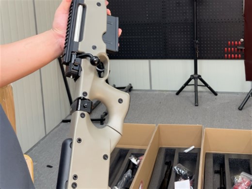 【沙色AWM 全金属钢制拉栓】 金属枪管 金属内管 金属消音 金属红外 金属上下导轨 金属堵头 全金属支架 金属扳机 金属拉栓尾顶保险，可选装9.16.24倍镜