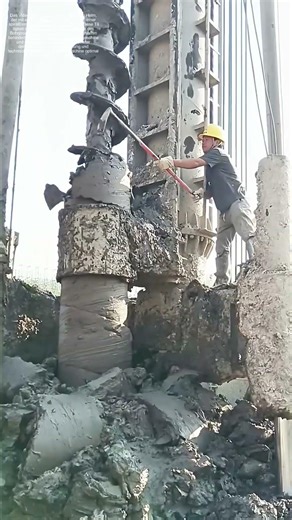 Schmutz entfernen: Wie Arbeiter mit Schaufeln die Effizienz von Bohrungen steigern