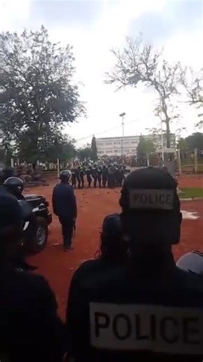 💥LA POLICIÈRE QUI A RÉVEILLÉ N'zui Manto DU LIT AVEC LES PLEURES 🤣😂🤣 Obligé de couper son sommeil pour résoudre les problèmes de la république 🤣 #àlaune ☝️🇨🇲 | Cyrille De Fopossi