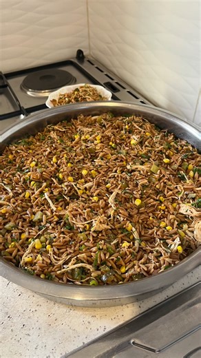 Yüksel'N Pastaları on Instagram: "#şehriyesalatası #viralvideos #reklamdeğil 40 kişilik şehriye salatası ben kızımın kep atma töreni için yaptım tarifi canım arkadaşım @elifbzdgylmaz dan almıştım çok lezzetli hem piknik hemde gün sofralarına çok yakıştırdığım bi salata tarifi olur sizlerlede paylaşmak istedim Ben iki ölçülük tarif paylaşıcam siz yarısını yapabilirsiniz Şehriye salatası 2 paket arpa şehriye 2 tane tavuk göğsü Yarım kğ kornişon turşu Yarım kğ süt mısır 1 demet maydonoz 1 demet taz