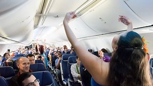 41K views · 32 reactions | Take a ride on Southwest Airline's first flight to Hawaii. The carrier began flights to Hawaii from Oakland, California on Sunday. https://bit.ly/2W7K6oQ | USA TODAY Video | Facebook