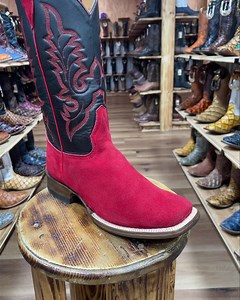 Botas de Gamuza en color Rojo! Deje su comentario con su medida para darle un precio! Pueden pasar a la tienda o también hacemos envíos  Para mas informes ☎️ 713-514-9939. La Hacienda Boot Co. 2429 Telephone Rd Houston, Texas 77023 ☎️ 713-514-9939/346-510-8311 #lahaciendabootco #custommade #handmade #boot #botas | La Hacienda Boot Co. | Facebook
