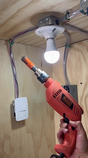 Cómo se conecta un apagador un tomacorriente controlando una lámpara como si fuera una habitación #electricista #electricidad #vira