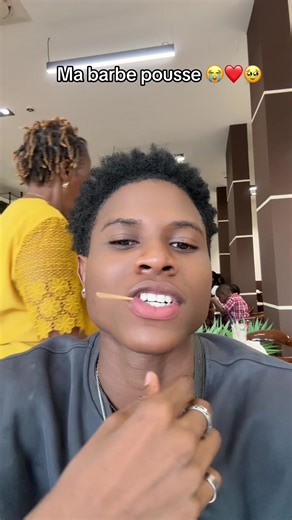 Loïc Adams et la croissance de la barbe en 2024