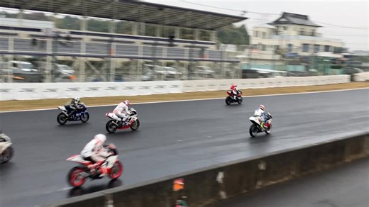 ＜クラブマン通信＞ クラブマンロードレース最終戦は、秋の気まぐれな天気に翻弄されてしまい一日中の雨！ライダーの皆様、役員・関係者の皆様お疲れ様でした。 ランキングの発表は、カテゴリーによっては自動計算が難しく、確認しながら作業していますので、もう少々お待ちください。 そしてモトクロス最終戦は今月末に開催！ 早割は金曜までですので、ぜひお申し込みください。 | MCFAJ