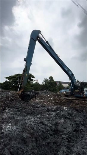 learn to operate backhoe heavy equipment on muddy ground and learn to load #excavator