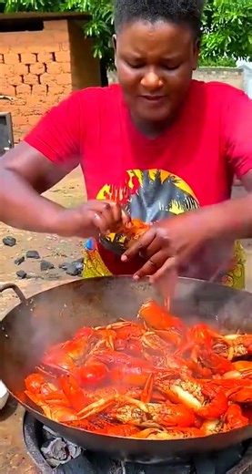 非洲男子津津有味地吃着辛辣的虾 satisfying African man eating spicy hot shrimps #funny#mukbang#asmr #part1
