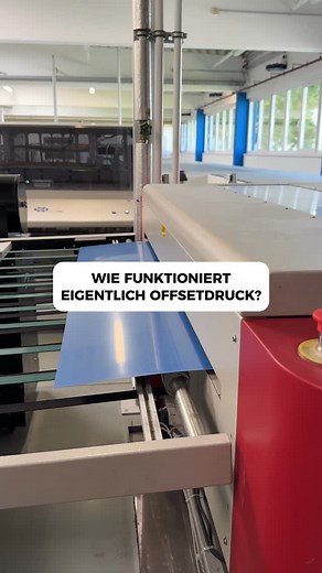 Alles beginnt mit Aluminiumplatten, die per Laser exakt belichtet werden – für jede Farbe eine eigene. Und weil wir beidseitig drucken, braucht’s ganze 8 Platten pro Seite. 😮💡 Für ein Magazin kommt da ganz schön was zusammen! Gedruckt wird im Offsetdruckverfahren, ideal für größere Auflagen und brillante Qualität – egal ob Bogen oder Rolle. 📄 Kleine Auflagen wie Flyer oder Visitenkarten? Die machen wir natürlich im Digitaldruck – schnell & flexibel. 💬 Technik trifft Präzision – und du bekomm