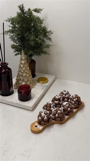 Анастасия Довнар on Instagram: "Новогодние шишки : 200 г печенья • 1 ст. л. какао • 70 мл сгущённого молока • 100 г сливочного масла • 1–2 ст. л. сахарной пудры • Шоколадные хлопья для украшения Печенье измельчаю до мелкой крошки и смешиваю с какао. Добавляю мягкое сливочное масло и сгущёнку - масса получается пластичной, легко держит форму. Из неё формирую небольшие конусы, а затем украшаю шоколадными хлопьями, создавая «шишечки». В конце слегка присыпаю сахарной пудрой - получается очень празд