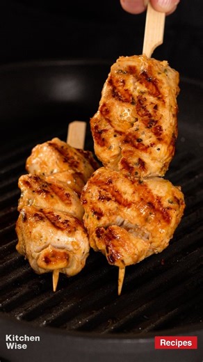 ‎𝙆𝙞𝙩𝙘𝙝𝙚𝙣 𝙒𝙞𝙨𝙚 | کیچن وایز‎ on Instagram‎: "☑️ Code : 1101 👇 جوجه با طعم لیمو و کره 🟠 مرینید / مرینیت جوجه (برای ۲ الی ۳ نفر) سینه یا ران مرغ (۶۵۰ گرم) + آب لیموترش سنگی تازه (۴۰ گرم) + زست ۱ الی ۲ عدد لیموسنگی + ماست یا خامه‌ترش (۴۰ گرم) + سیر پوره شده (۴ حبه) + پیاز رنده شده (۳۰ گرم) + پاپریکا (۱ ق‌چ) + نمک (۱۰ گرم) + برگ ارگانو یا آویشن یا شوید خشک (اختیاری، ۱ ق‌چ) + پودر تخم گشنیز (اختیاری،