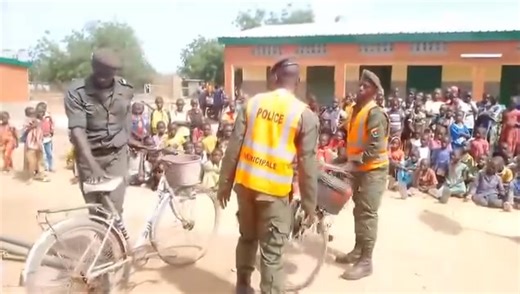 Une séance de sensibilisation organisée par la police municipale sur le code de la route en milieu scolaire. Un bel exemple de sensibilisation pratique à saluer et à regarder surtout avec les enfants ✨ | Ousmane Ilboudo