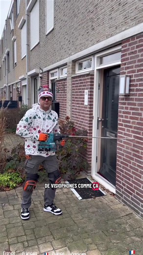 Il installe un visiophone ultra sécurisé avec un câblage professionnel bien des sonnettes bas de gamme. #travaux #renovation #bricolage #francetiktok🇨🇵