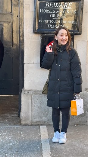 Tourists Enjoying Iconic Photo Moments in London 📸✨