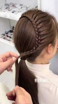 Effortless fluffy side bun tutorial: Instant face enhancement! (中文版：轻松蓬松侧扎发教程：瞬间提升面部轮廓