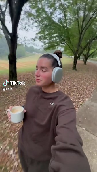 cozy sweater, pumpkin latte, bala bangles… fall essentials ☕🍂 #balabangles #fallvibes #workoutaesthetic #pilatesgirl #walktok