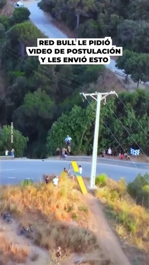 Cracks on Instagram: "El tipo estaba postulando a Red Bull, le pidieron que envíe un video a las oficinas, y esto llegó."