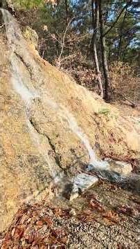 Finding waterfalls around the Yeonchuk Embankment in Gyejoksan Mountain, Daejeon.